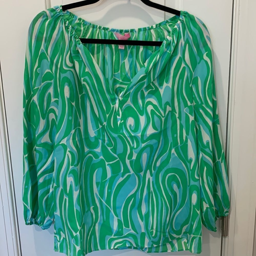 Lilly Pulitzer 100% silk top in Finders Keepers print. Size S